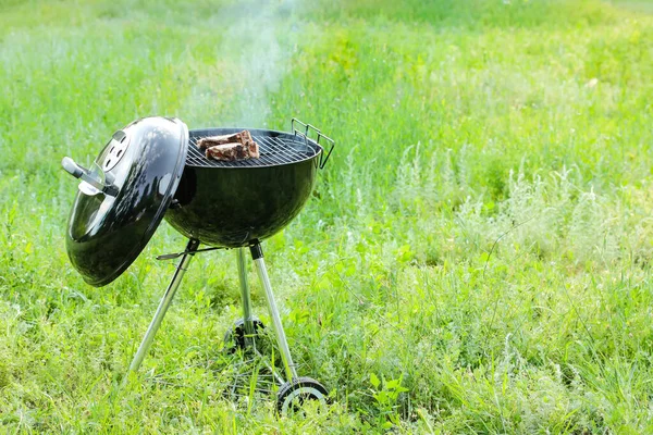 Barbecue Grill Met Lekkere Steaks Buiten — Stockfoto