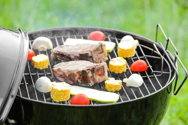 Barbecue Grill Met Lekkere Steaks Groenten Buiten Close — Stockfoto