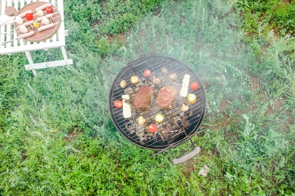 Barbecue Grill Avec Savoureux Steaks Légumes Plein Air — Photo