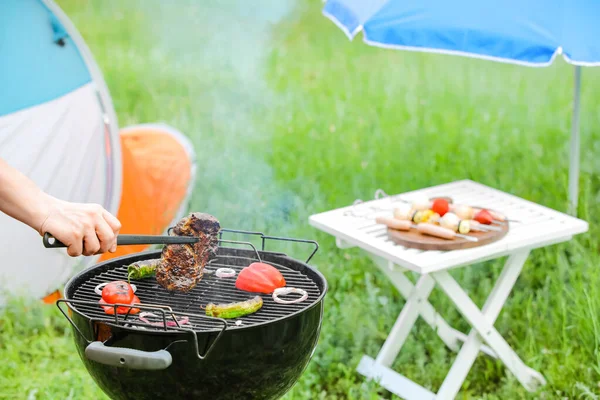 Mujer Cocinando Sabrosa Carne Verduras Parrilla Barbacoa Aire Libre — Foto de Stock