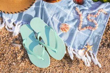 Deniz sahilinde şık terlikler ve aksesuarlar.