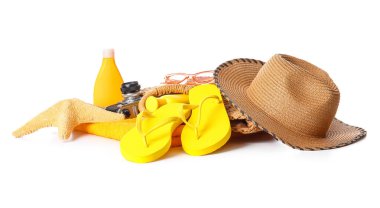 Plaj aksesuarları, parmak arası terlikler ve beyaz arka planda fotoğraf makinesi.