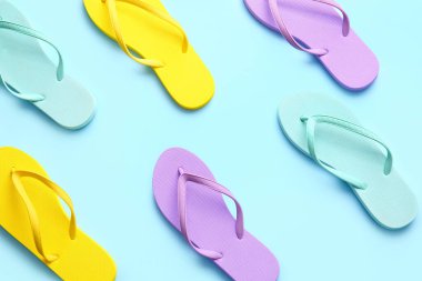 Renkli arka planda şık parmak arası terlikler