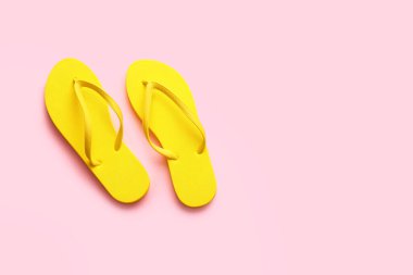 Renkli arka planda şık parmak arası terlikler