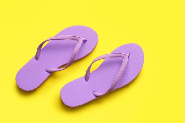 Renkli arka planda şık parmak arası terlikler