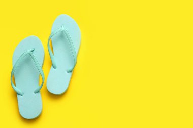 Renkli arka planda şık parmak arası terlikler