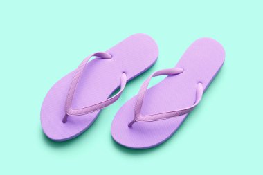 Renkli arka planda şık parmak arası terlikler