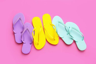 Renkli arka planda şık parmak arası terlikler