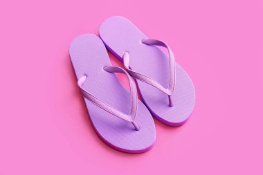 Renkli arka planda şık parmak arası terlikler