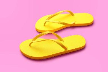 Renkli arka planda şık parmak arası terlikler