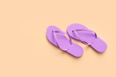 Renkli arka planda şık parmak arası terlikler