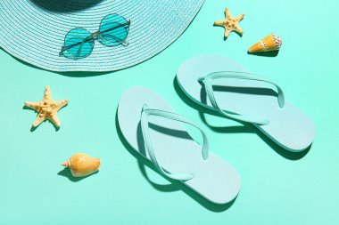 Flip-flops, güneş gözlüğü ve renk arkaplan şapkası