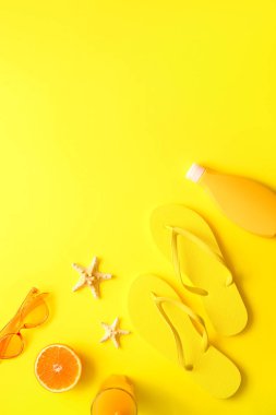 Renkli terlikler, güneş gözlüğü ve güneş kremi.