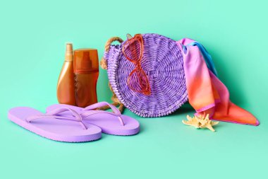 Renkli arka planda plaj aksesuarları