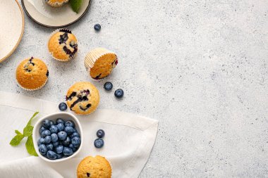 Hafif arkaplanda lezzetli yaban mersinli kek ve böğürtlenli kompozisyon