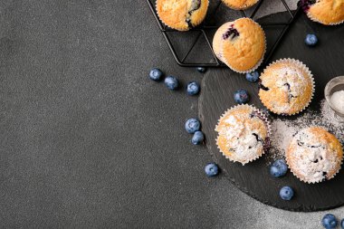 Lezzetli yaban mersinli kek ve böğürtlenli kompozisyon koyu arka planda, yakın plan