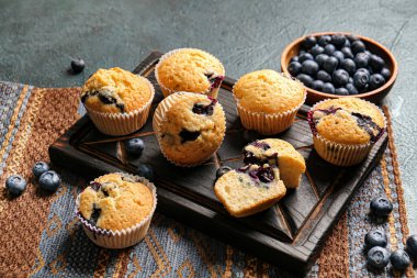Lezzetli yaban mersinli kek ve böğürtlenli kompozisyon koyu arka planda