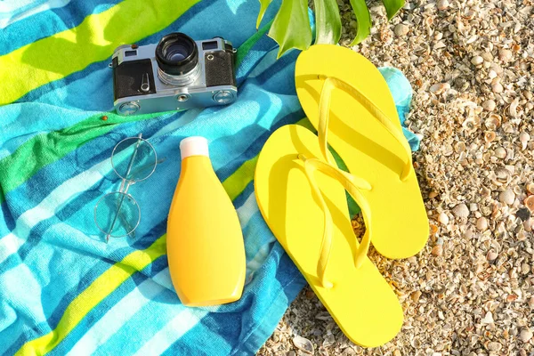 Tongs Appareil Photo Élégants Sur Plage Mer — Photo