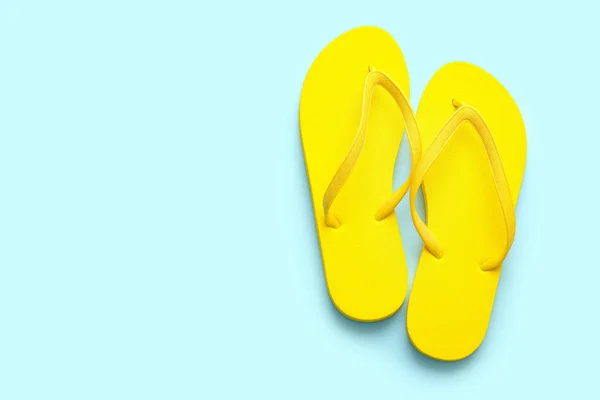 Stilvolle Flip Flops Auf Farbigem Hintergrund — Stockfoto