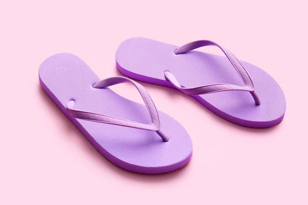 Chanclas Con Estilo Sobre Fondo Color — Foto de Stock