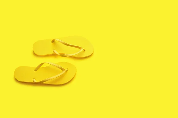 Stilvolle Flip Flops Auf Farbigem Hintergrund — Stockfoto