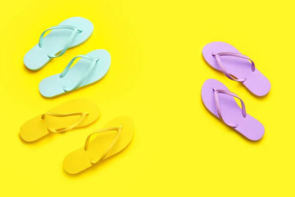 Set Stylischer Flip Flops Auf Farbigem Hintergrund — Stockfoto