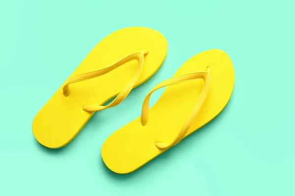 Stilvolle Flip Flops Auf Farbigem Hintergrund — Stockfoto