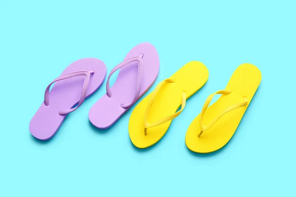 Stilvolle Flip Flops Auf Farbigem Hintergrund — Stockfoto