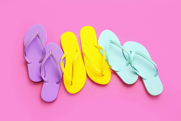 Chanclas Con Estilo Sobre Fondo Color — Foto de Stock