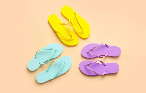 Set Stylischer Flip Flops Auf Farbigem Hintergrund — Stockfoto