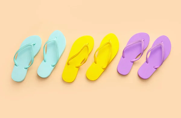 Conjunto Chanclas Con Estilo Sobre Fondo Color —  Fotos de Stock