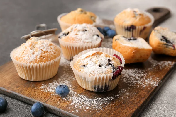 Tafel Mit Leckeren Blaubeer Muffins Auf Dunklem Hintergrund — Stockfoto