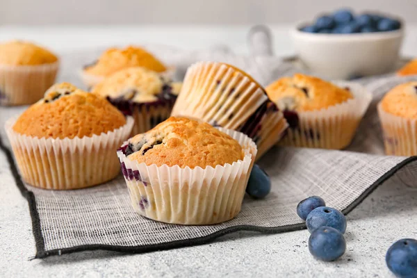 Savoureux Muffins Aux Myrtilles Sur Fond Clair — Photo