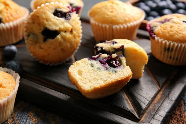 Lezzetli yaban mersinli kekler masada, yakın plan.