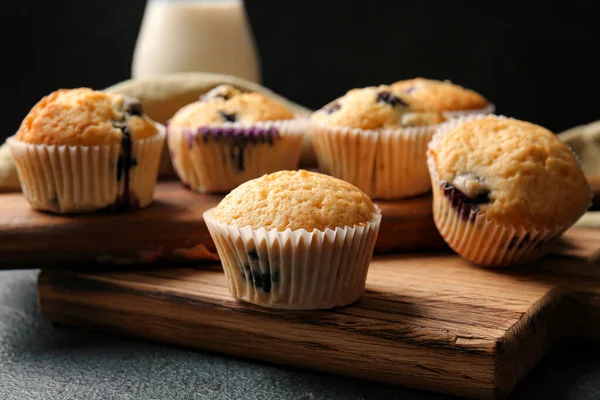 Leckere Blaubeer Muffins Auf Dunklem Hintergrund Nahaufnahme — Stockfoto