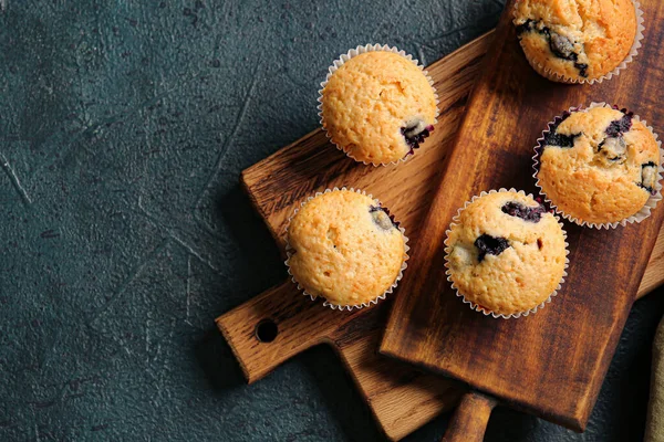 Muffins Savoureux Aux Myrtilles Sur Fond Sombre Gros Plan — Photo