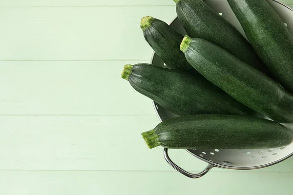 Colander Fresh Zucchini Squashes Color Wooden Background Closeup — Stock Photo, Image