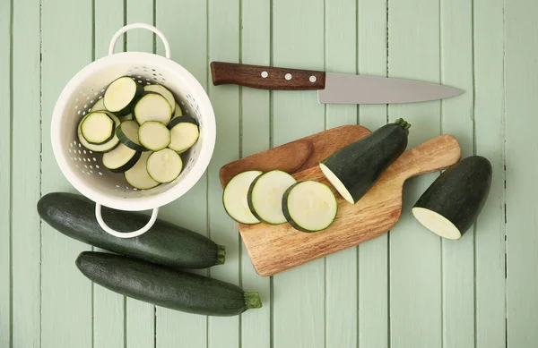 Brett Mit Zucchini Kürbis Scheiben Geschnitten Auf Farbigem Holzhintergrund — Stockfoto