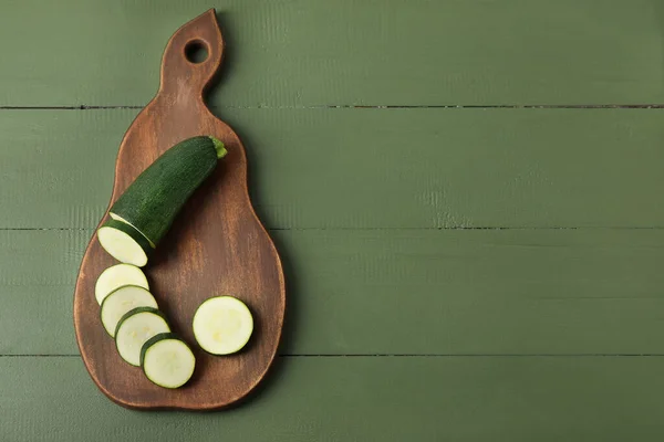 Board Slices Fresh Zucchini Squash Color Wooden Background — Stock Photo, Image