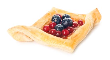 Meyve reçelli Danimarka çöreği ve beyaz arka planda böğürtlen