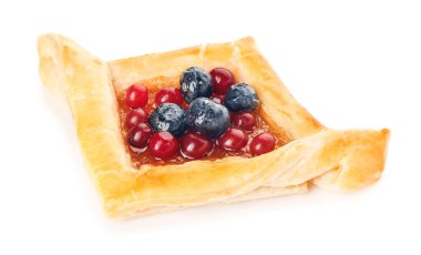 Meyve reçelli Danimarka çöreği ve beyaz arka planda böğürtlen