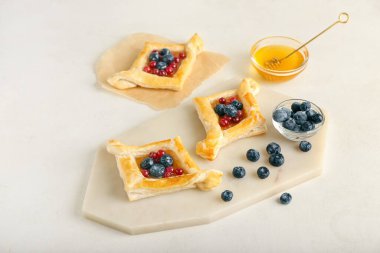 Meyve reçelli Danimarka çöreği ve hafif arkaplanda böğürtlen