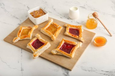 Açık arkaplanda Danimarka pastası olan tahta