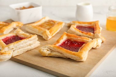 Açık arkaplanda Danimarka pastası olan tahta