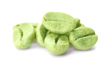 Beyaz arka planda yeşil kahve çekirdekleri