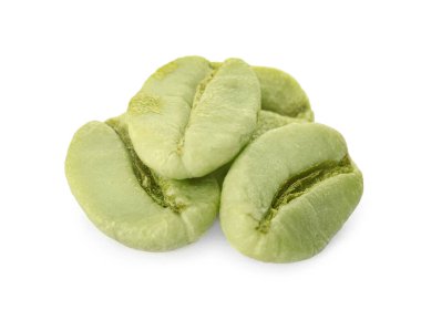 Beyaz arka planda yeşil kahve çekirdekleri