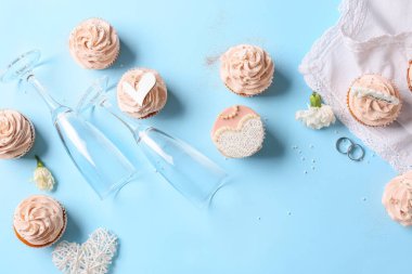 Renk arkaplanındaki güzel düğün kompozisyonu