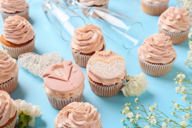 Renk arkaplanındaki güzel düğün kompozisyonu