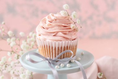 Tatlı standı ve lezzetli düğün keki.