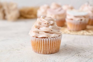 Hafif arka planda lezzetli düğün çörekleri